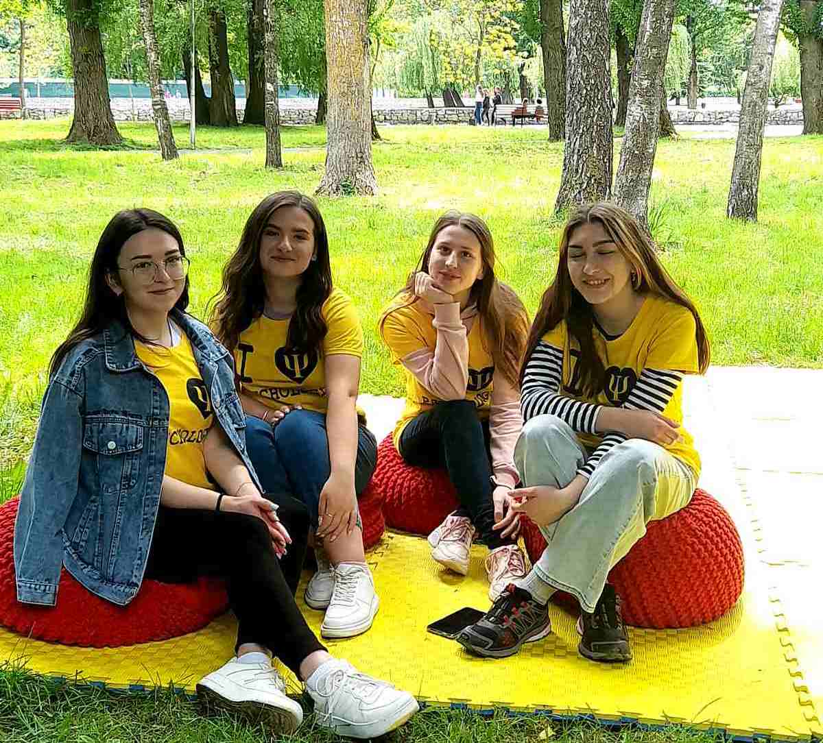 Активні, доброзичливі та успішні найкращі представники психолого-педагогічного відділення в очікуванні спілкування з дітьми